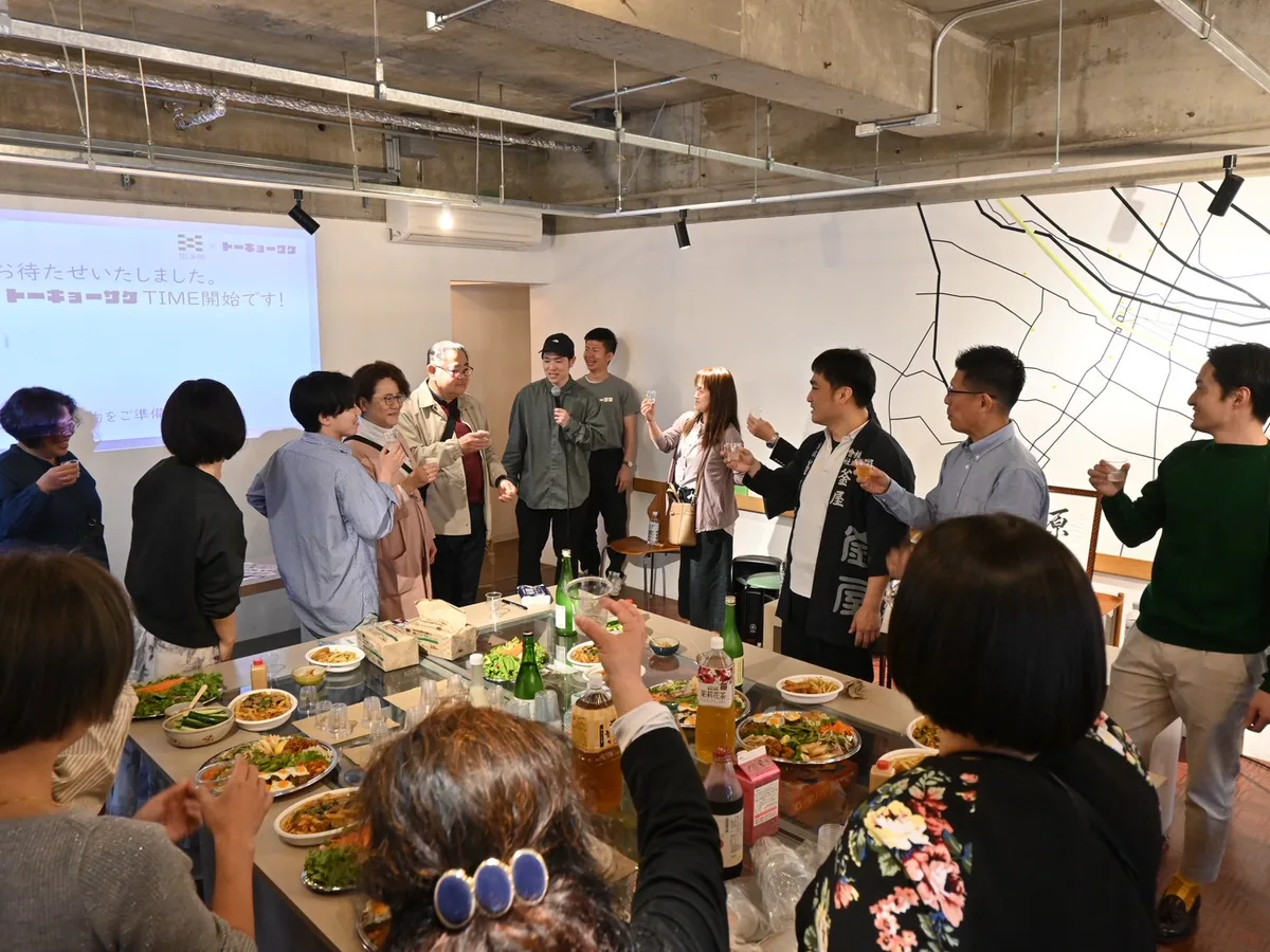 日本酒を酌み交わして乾杯する参加者で賑わう加須間の日本酒イベント